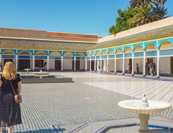Mädchen im Bahia Palast in Marrakesch
