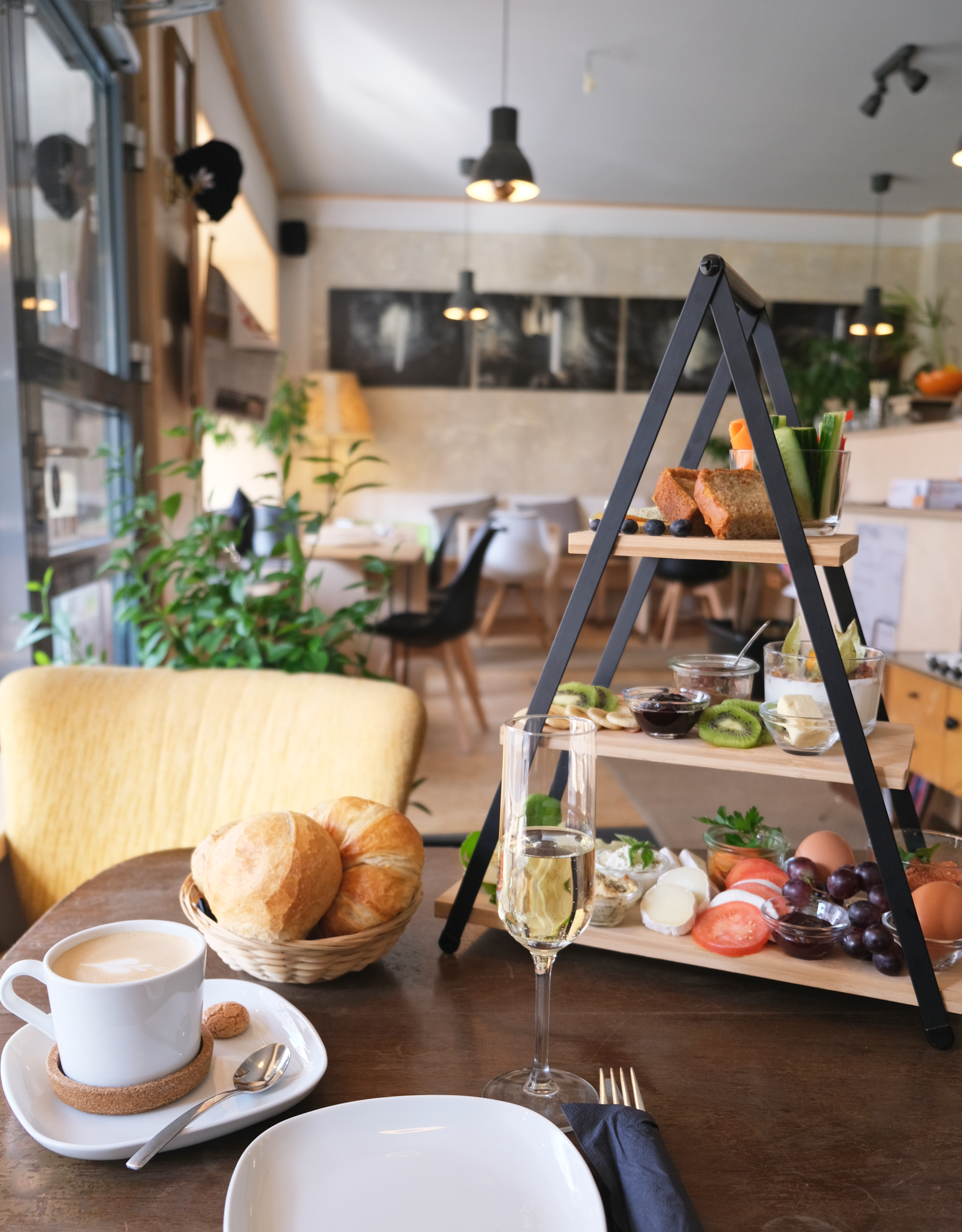 Frühstücksetagere im Cafe frau elster