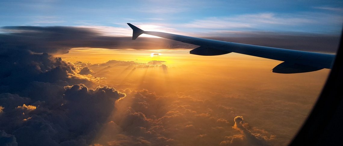 Blick aus dem Flugzeug auf die aufgehende Sonne