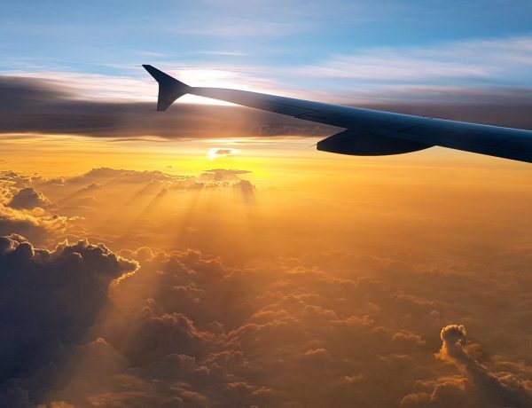 Blick aus dem Flugzeug auf die aufgehende Sonne
