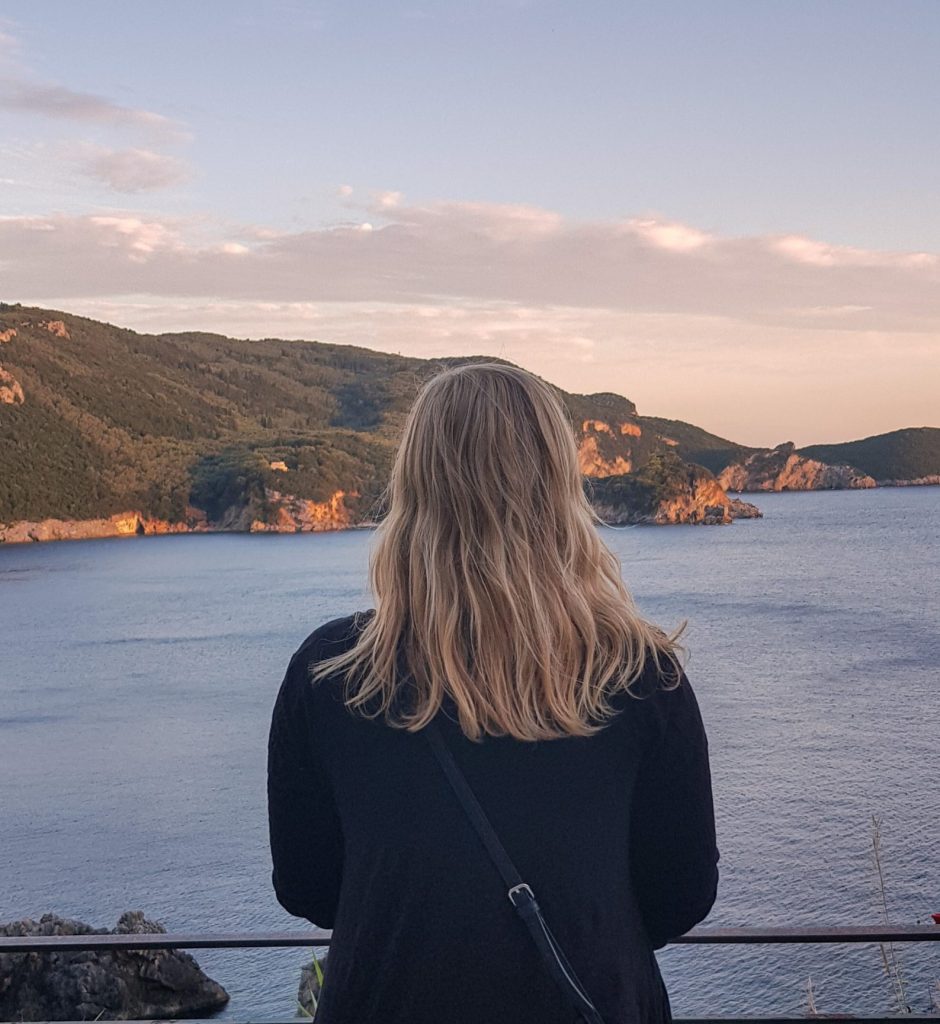 Mädchen schaut aufs Meer