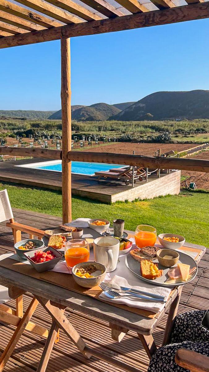 Frühstück mit Ausblick im Hortas do Rio