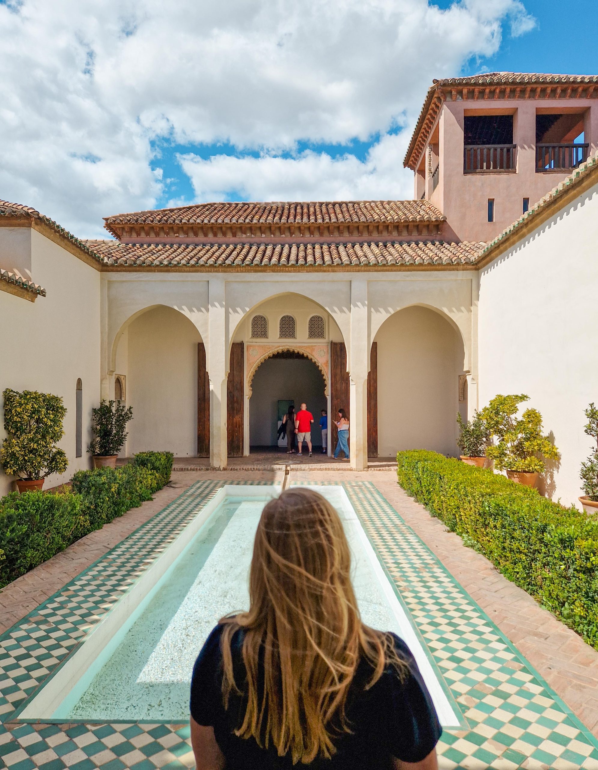 Frau im maurischen Palast Alcazaba