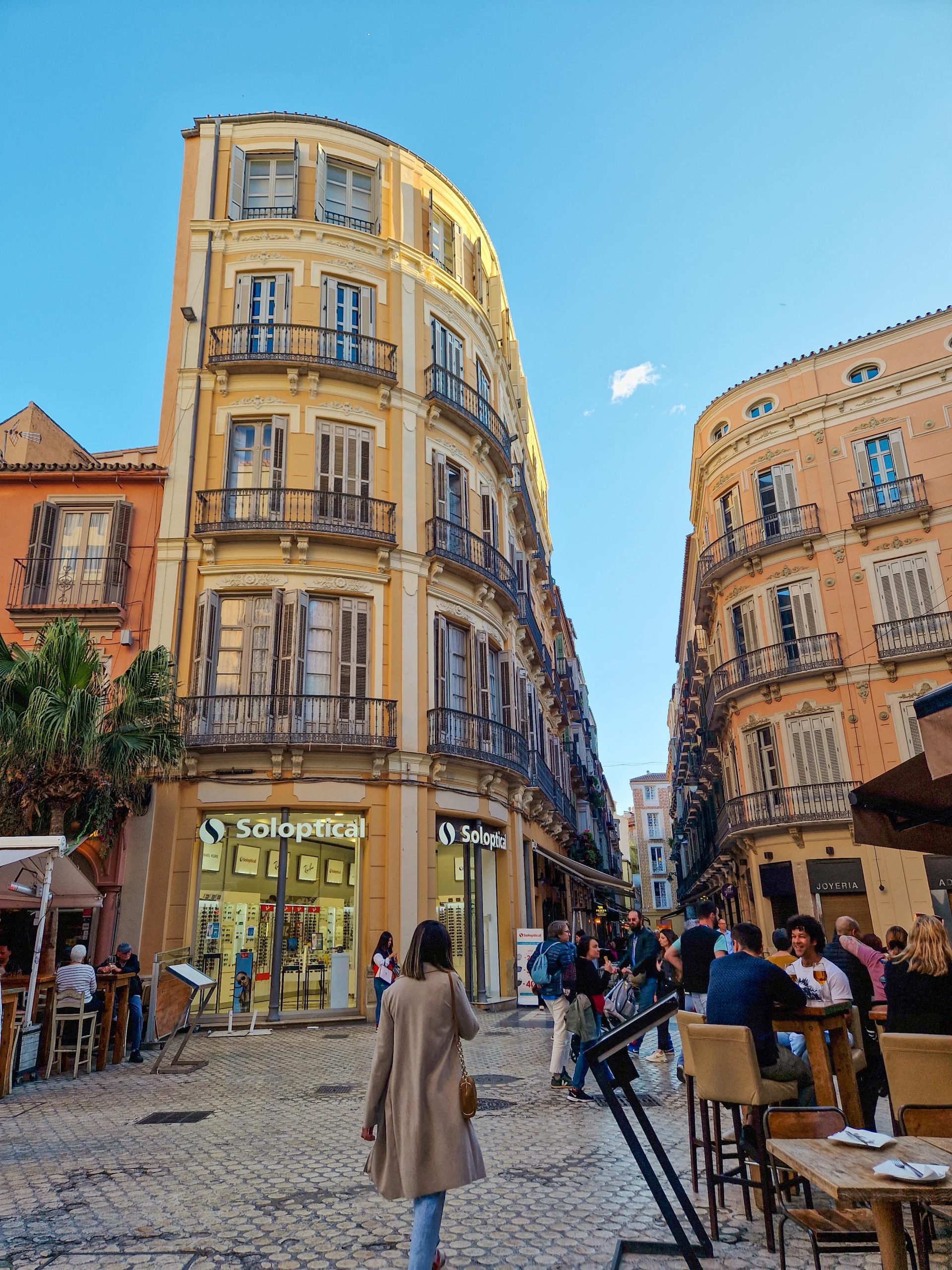 Abenddämmerung in der Einkaufsstraße von Malaga