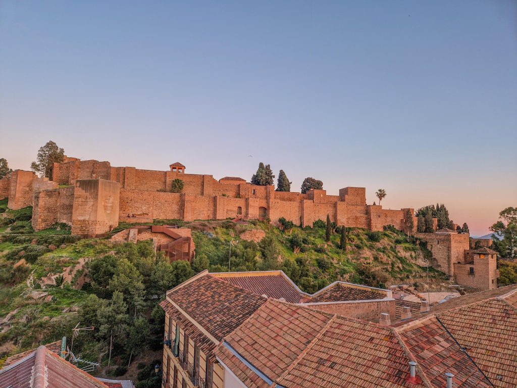 Der Alcazaba thront über Malaga