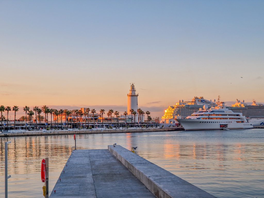 Sonnenaufgang am Hafen von Malaga