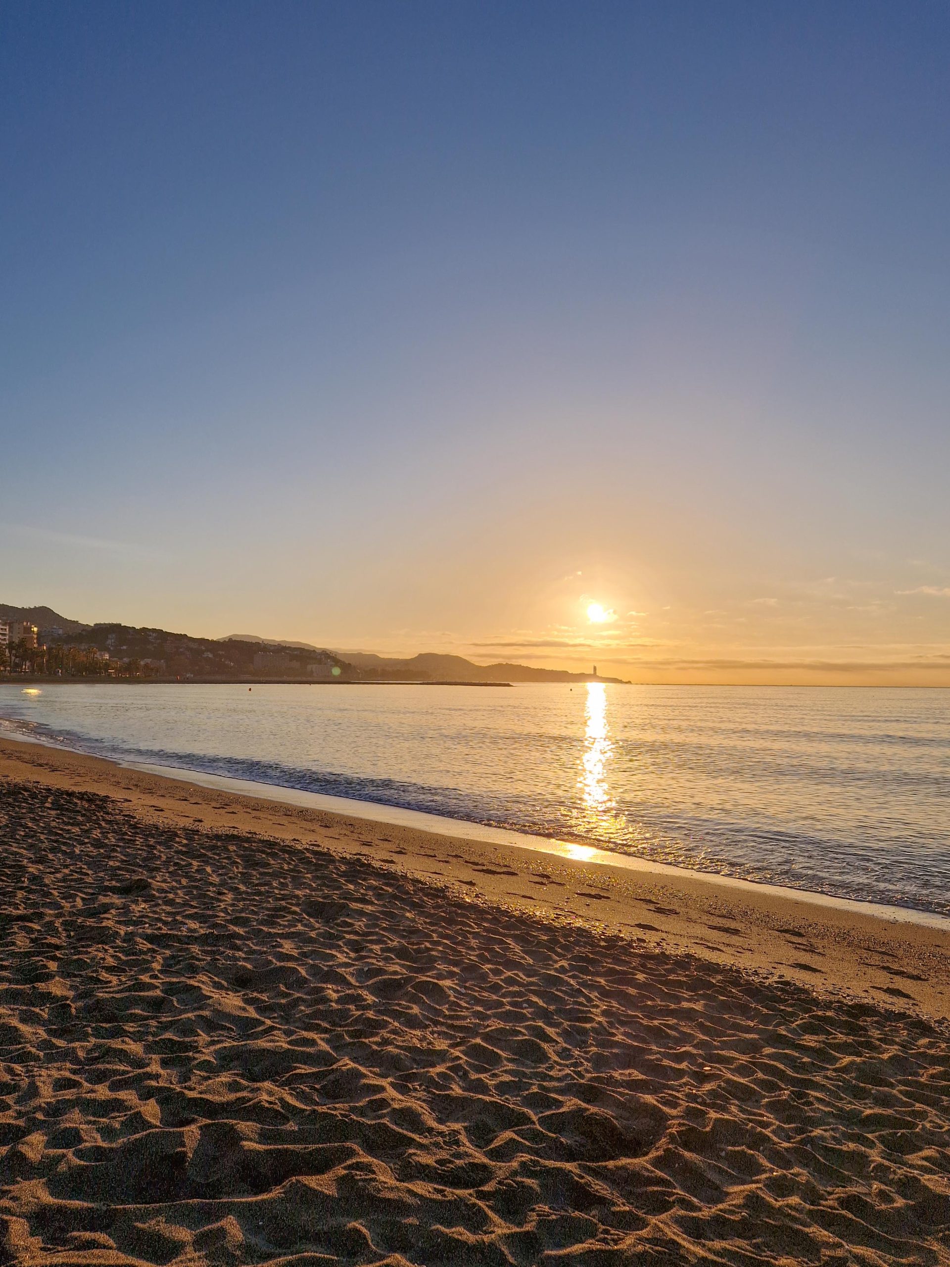 Sonnenaufgang am Strand von Malaga