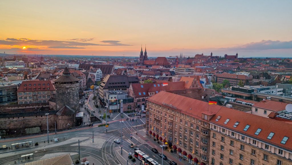 Die Skyline von Nürnberg aus der Motel One Bar