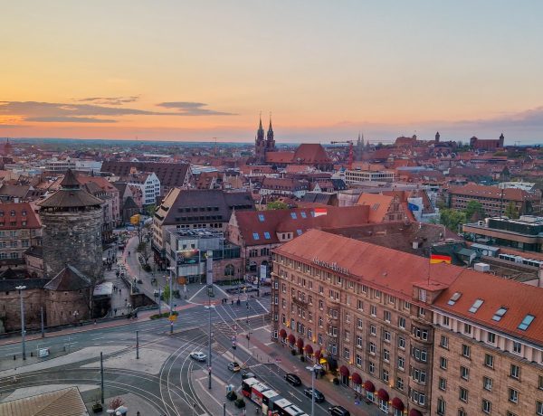 Die Skyline von Nürnberg aus der Motel One Bar