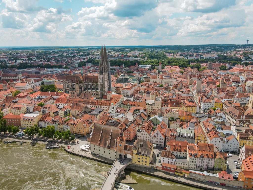 Blick über die Altstadt von Regensburg aus der Luft