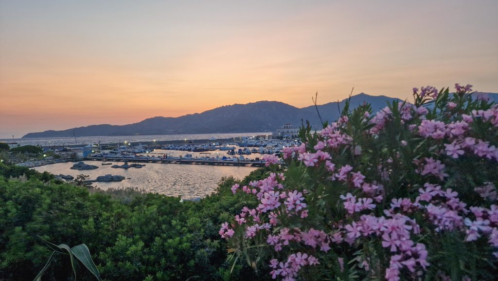 Sonnenuntergang am Hafen von Villasimius