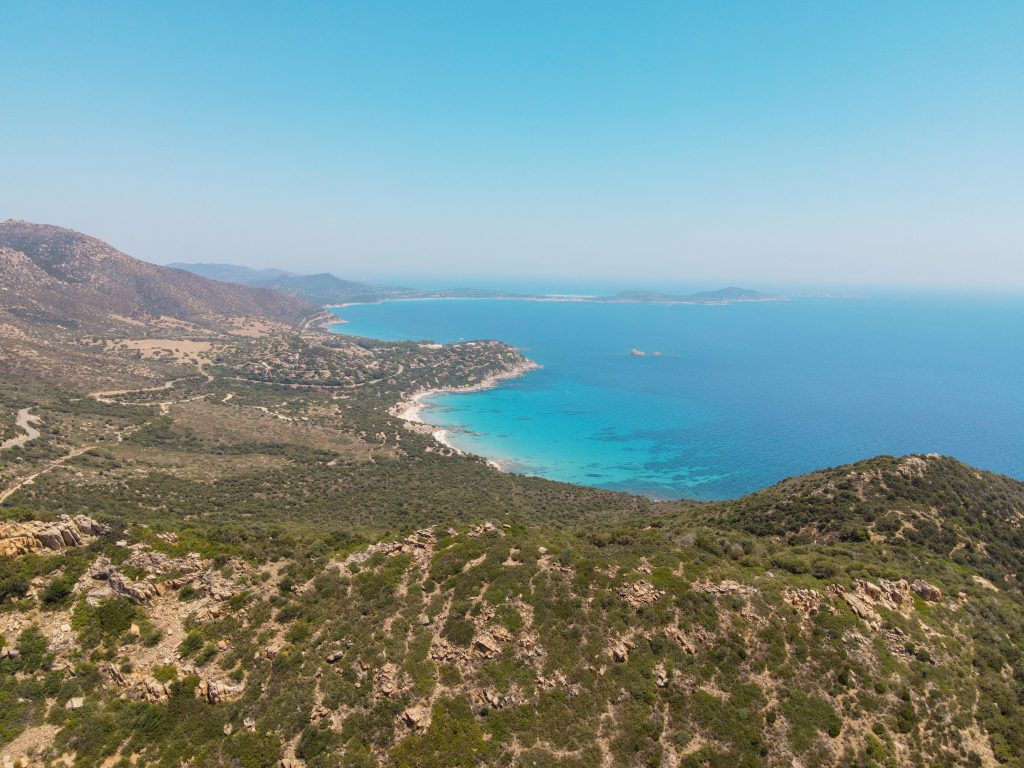 Drohnenflug über die Küste in Sardiniens Süden