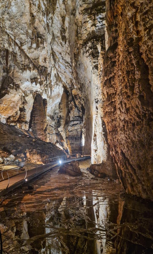 Grotta Su Marmuri ist eine große Tropfsteinhöhle im Osten Sardiniens
