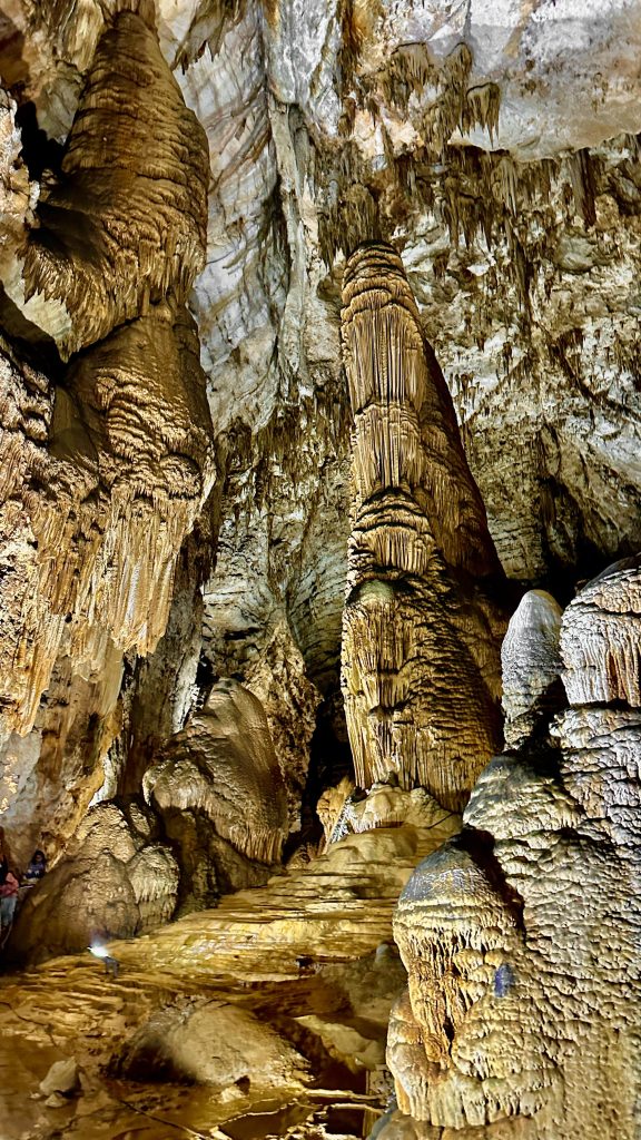 Eindrucksvolle Steinformationen Grotta Su Marmuri