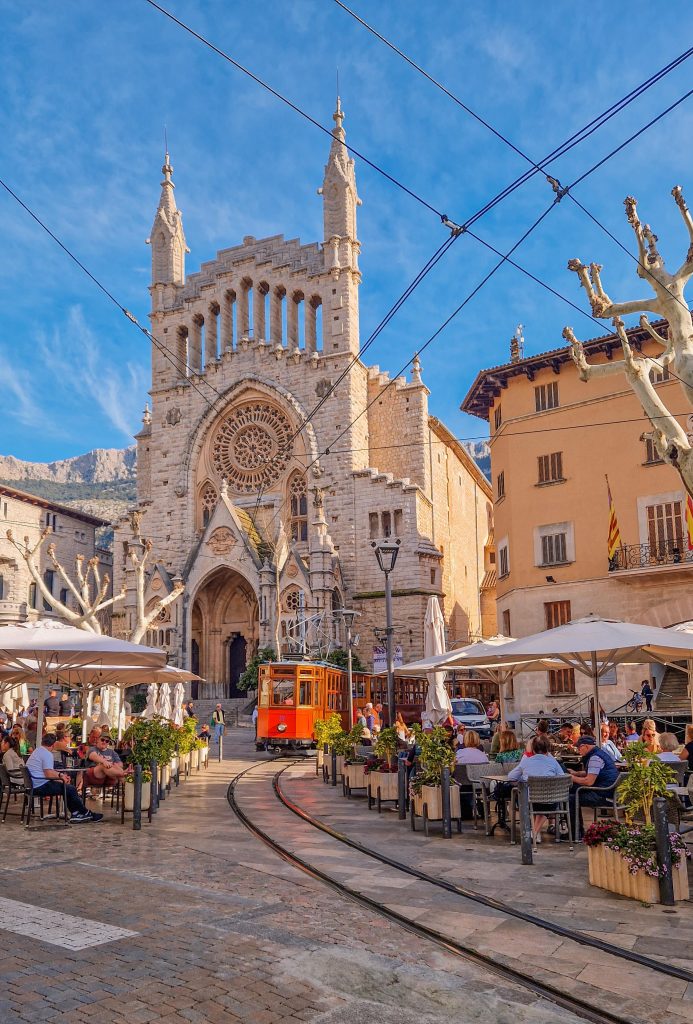 Kirche von Soller mit historischen Eisenbahn