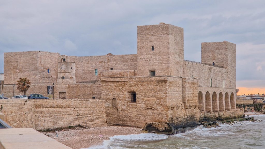 Burg in Trani im Sonnenuntergang