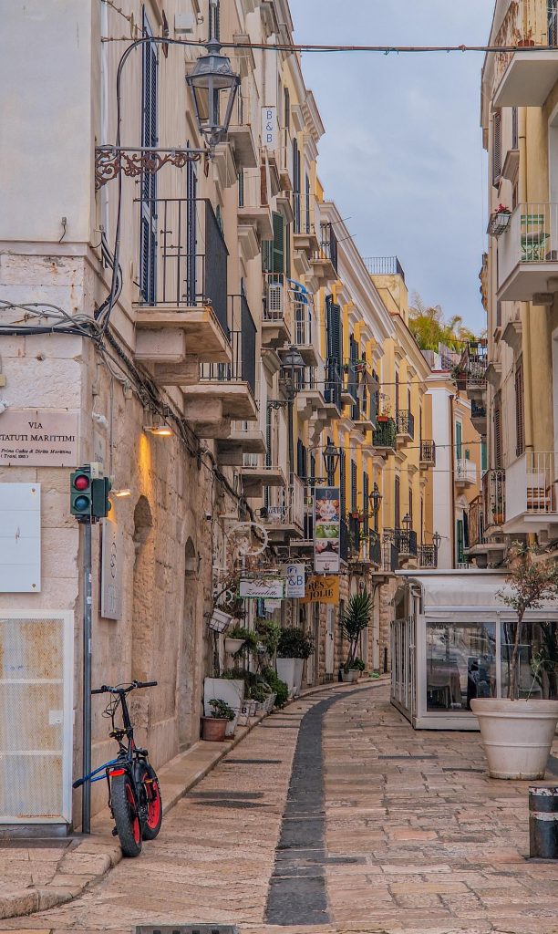 Altstadt mit kleinen Gassen in Monopoli