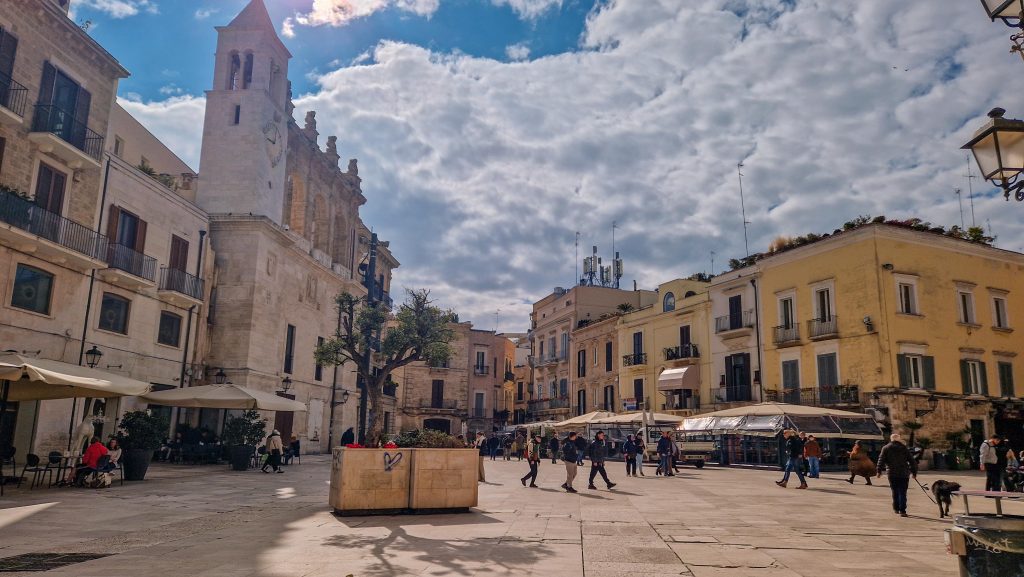 Eine der belebten Hauptplätze in Bari