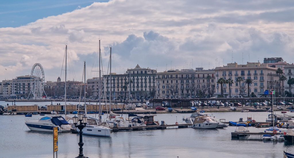 Entlang der Hafenpromenade von Bari. Ein toller Spaziergang durch die Stadt