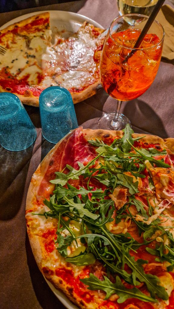 Pizza und Aperol in Bari