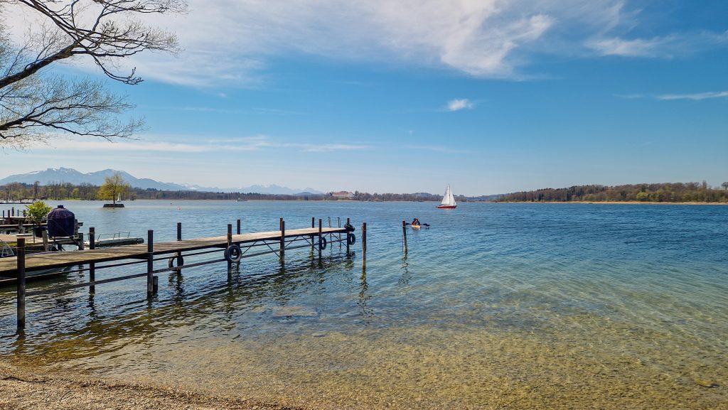 Glasklares Wasser am Chiemsee auf der Fraueninsel