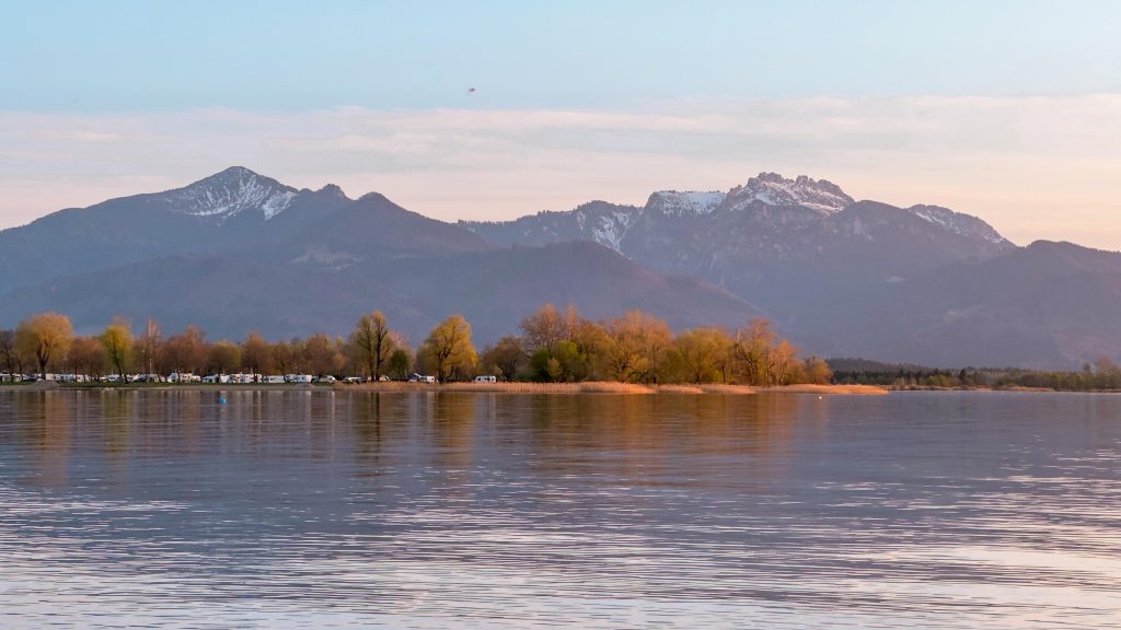 Ausblick bei Sonnenuntergang auf die Alpen beim Chiemsee