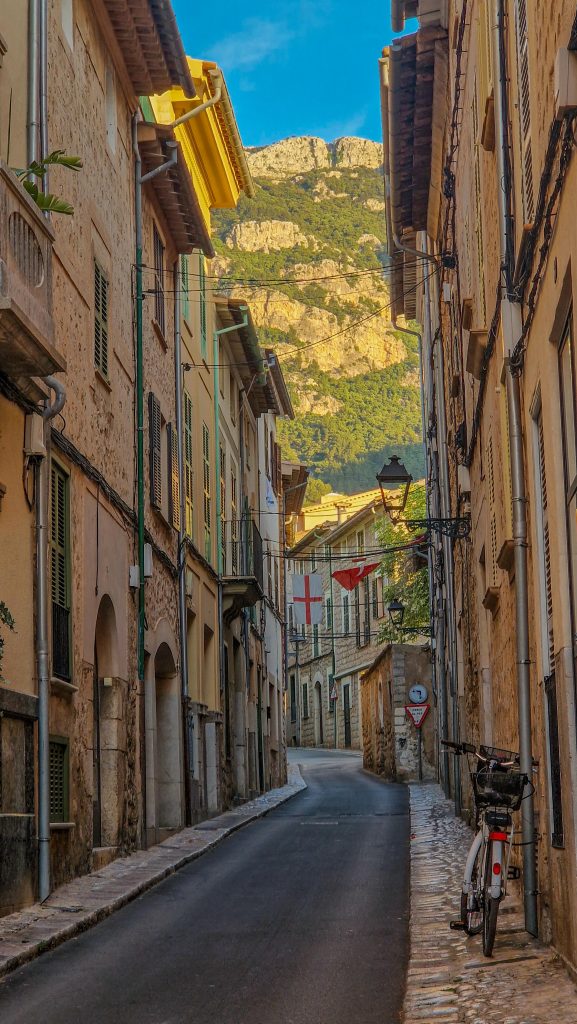 Süße Gassen im Bergdorf Soller in Mallorca