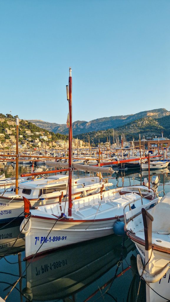 Boote im Hafen von Port de Soller bei Sonnenuntergang