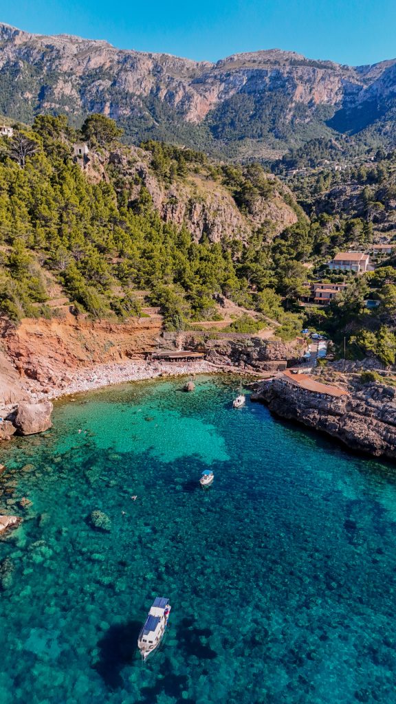 Bucht in den Bergen von Mallorca: Cala Deià