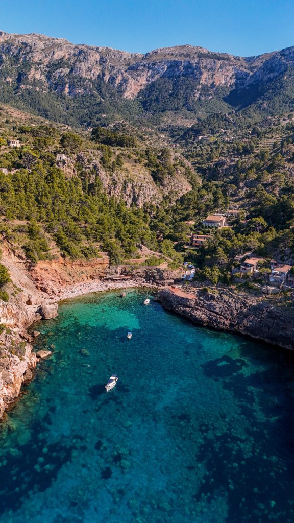 Die traumhafte Bucht Cala Deià von oben mit der Drohne