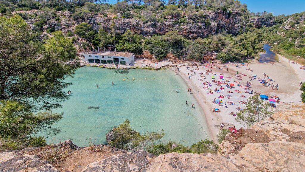 Perfekt für Familien ist die wunderschöne Bucht Cala Pi auf Mallorca