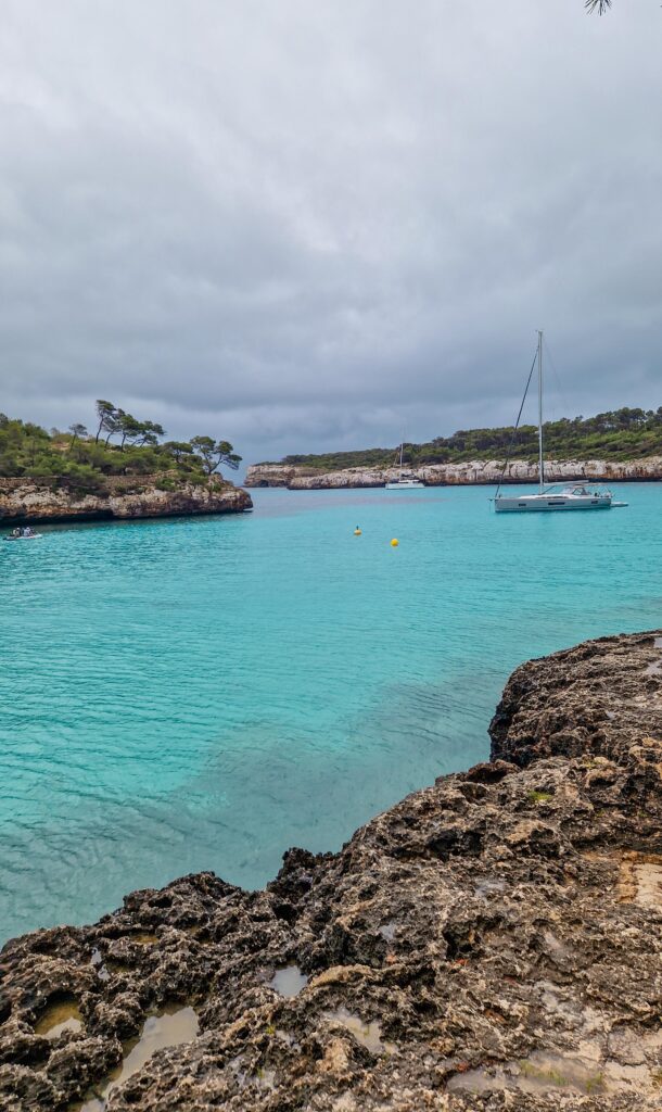 Strand im Naturschutzgebiet in Mallorca Cala Mondragó