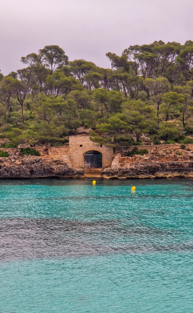 Cala Mondragó strahlend blaues Wasser