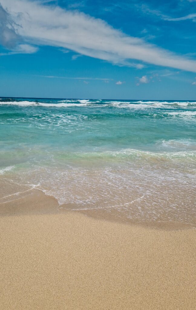 Hohe Wellen am Strand Mallorca Cala Mesquida