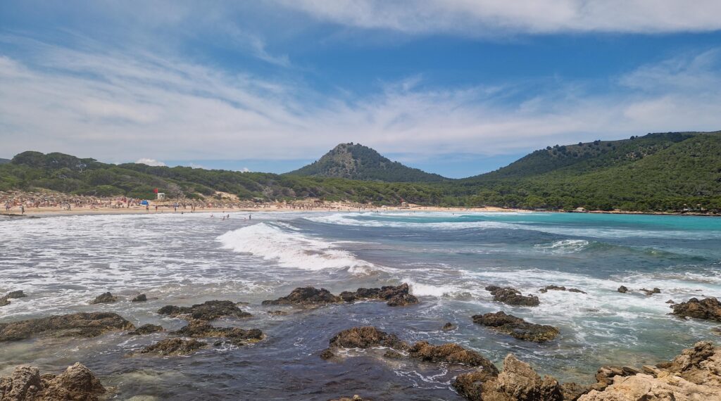 Blick auf die wilde Cala Agulla