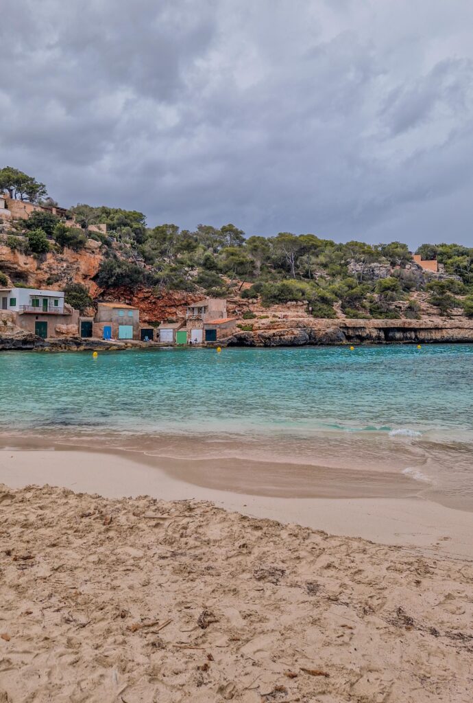 Bewölkter Tag an der Cala Llombards