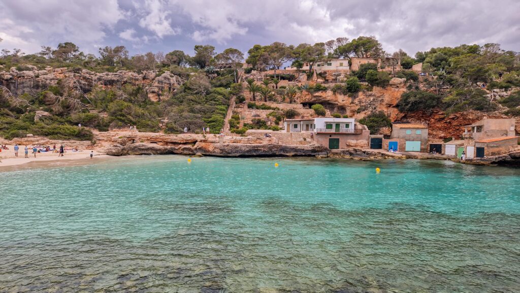 Die schönsten Wasserfarben an der Cala Llombards