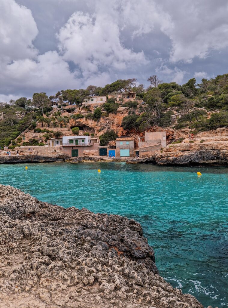 Cala Llombards deshalb lohnt sich ein Besuch