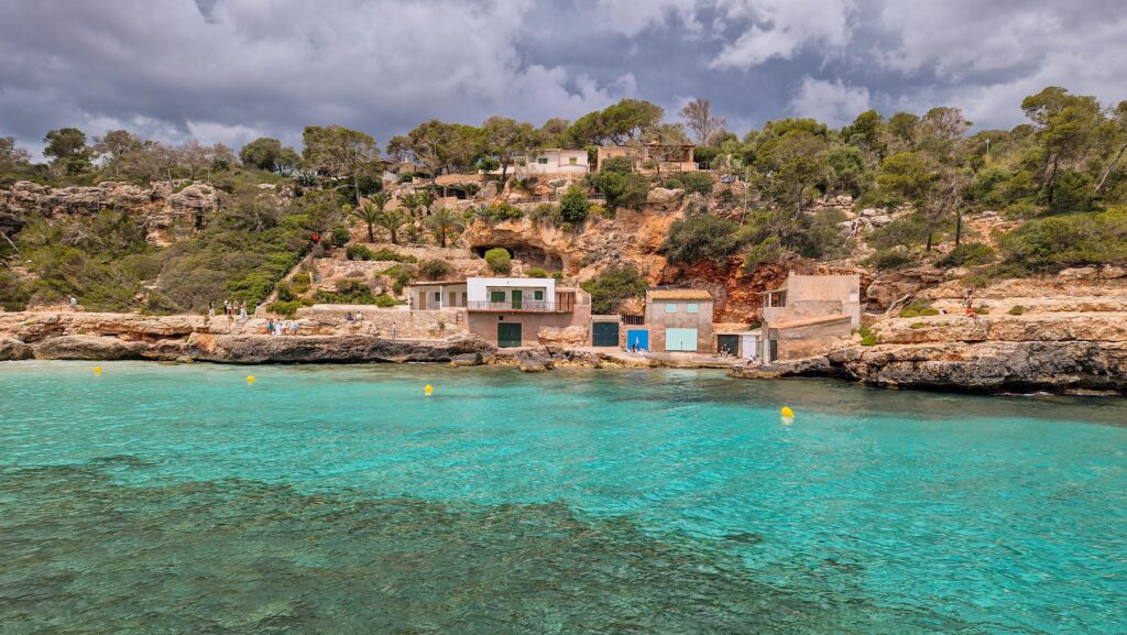Ein Tag an der Cala Llombards