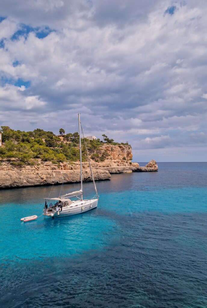 Ausblick auf der klare, blaue Wasser und ein segelboot Cala Santanyi