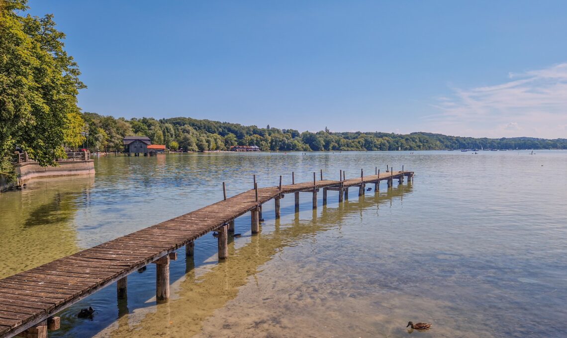 Spaziergang entlang der Strandpromenade in Stegen am Ammersee