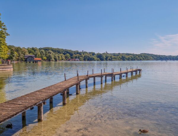 Spaziergang entlang der Strandpromenade in Stegen am Ammersee