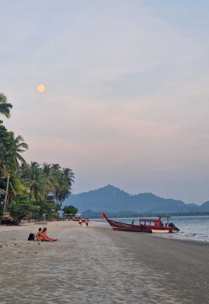 Vollmond über der thailändischen Insel