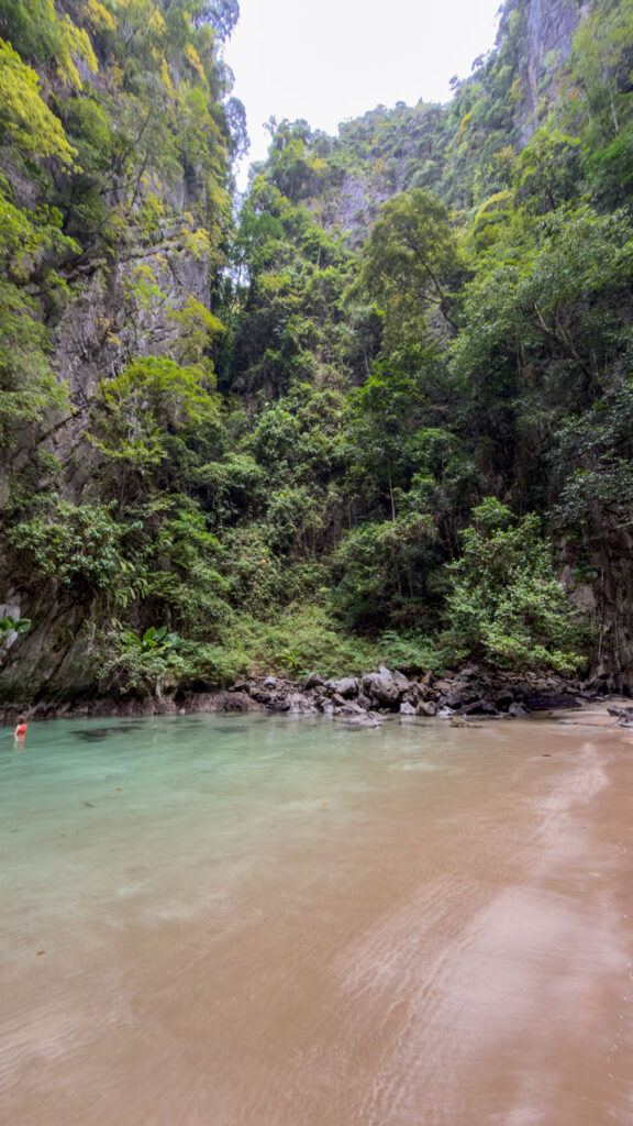 Versteckte Lagune hinter Meereshöhle - die besten Ausflüge auf Koh Mook