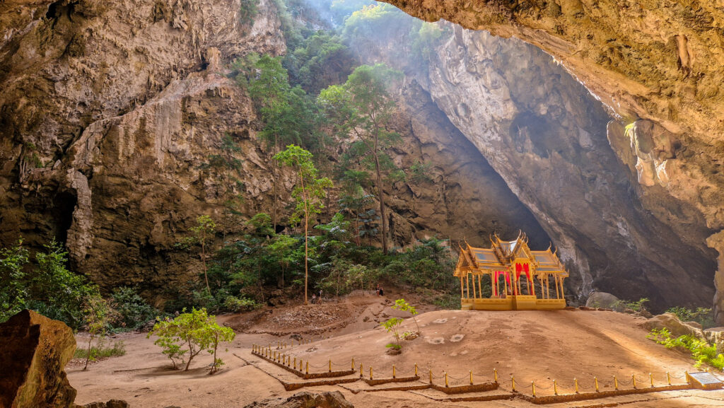Die beste Uhrzeit für Sonnenlicht in der phraya nakhon cave ist am Morgen zwischen 10 und 11