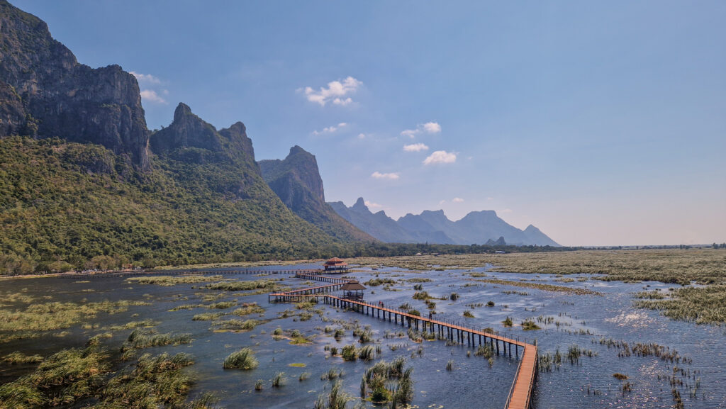 Bueng Bua Wood Boardwalk ist ein Highlight in der Nähe von Hua Hin