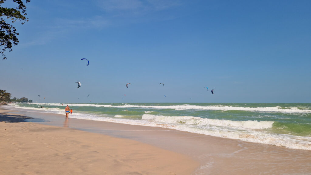 Der Strand von Hua Hin mit Windsurfern
