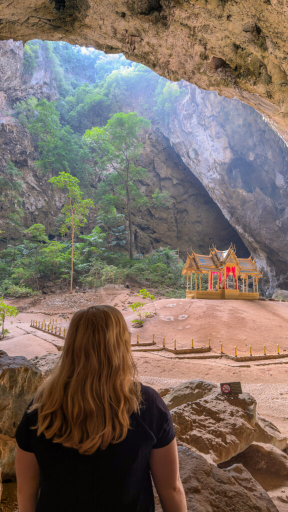 Frau bestaunt den Königspavillion in der Höhle
