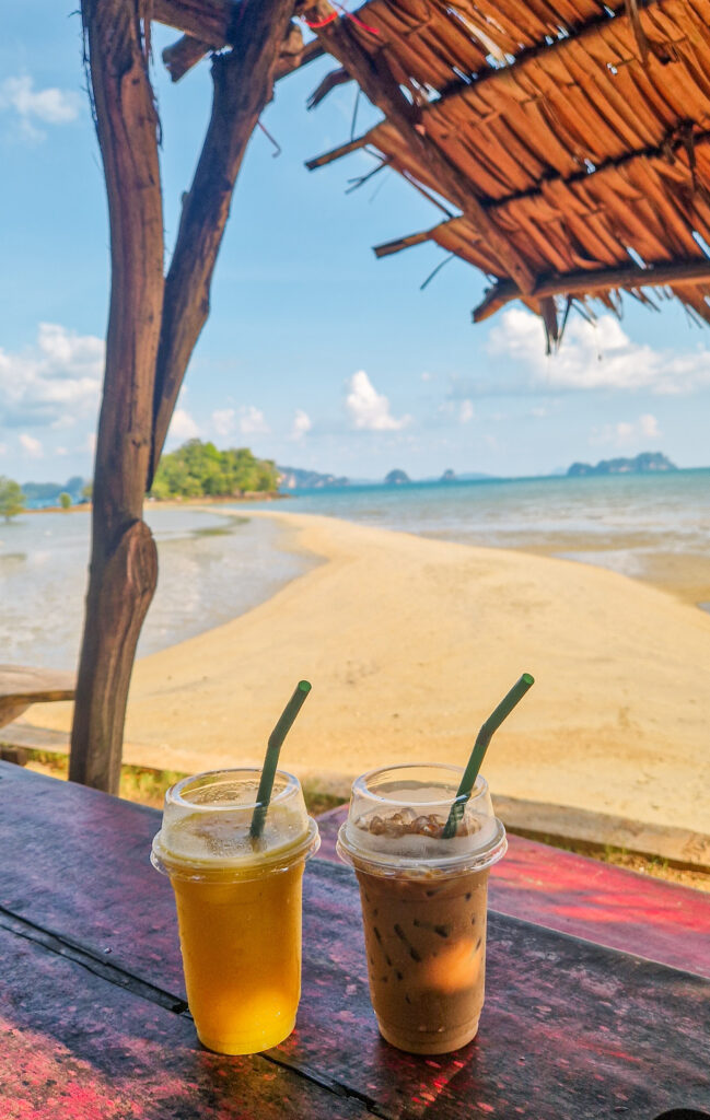 Zwei Smoothies am Strand auf Koh Yao Noi mit Blick auf die Phang-Nga-Bucht und die Kalksteinfelsen, Thailand