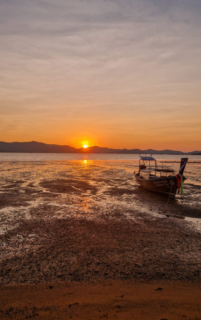 Longtailboot bei Sonnenuntergang auf Koh Yao Noi, Thailand
